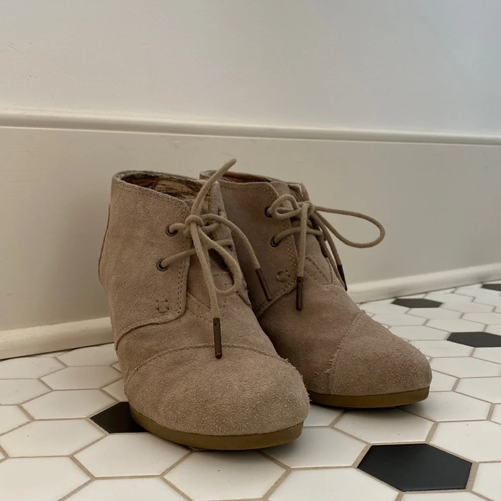 TOMS | TAN SUEDE BOOTIE - Picture 1 of 3
